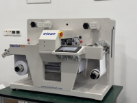 Máquina de troquelado digital compacta de etiquetas adhesivas con alimentación por rollo GIPENG PLC, cabezales de corte duales, escaneo visual CCD, pantalla táctil