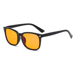 Gafas de Sol Unisex con Marco Cuadrado Completo, Lentes Amarillas con Protección UV400, Modernas y Versátiles para Adultos - Product Image 1