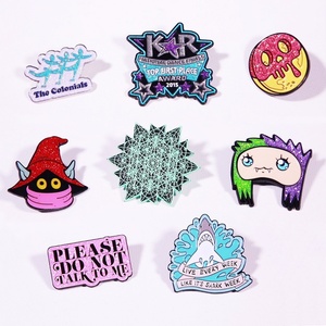 Fabrication sur mesure sans MOQ, design anime personnalisé, vente chaude, épinglette en émail dur Demon Slayer avec impression effet verre teinté - Product Image 1