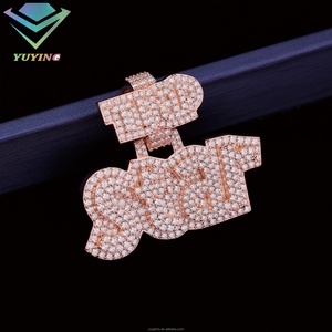 Colgante Personalizable de Plata de Ley 925 Chapado en Oro con Moissanita de Corte Brillante, Estilo Hip Hop con Diamantes Iced - Product Image 1