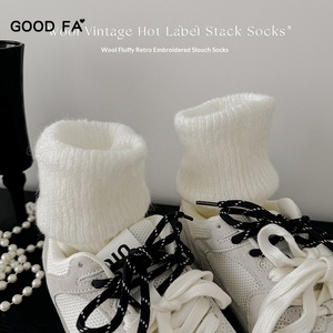 Chaussettes Femme 2025 Automne/Hiver <span class=keywords><strong>en</strong></span> <span class=keywords><strong>Laine</strong></span> et <span class=keywords><strong>Mohair</strong></span> Moelleux, Logo Estampé à Chaud Vintage, Chaussettes Jacquard Amples au-dessus du Genou - Product Image 3