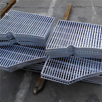 Grille en acier galvanisé à chaud de forme irrégulière pour passerelles extérieures et systèmes de drainage, grille en acier de forme personnalisée
