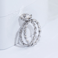 Bague de fiançailles en or blanc massif 18 carats avec moissanite taille ovale, personnalisée et sur mesure, par Messi Jewelry