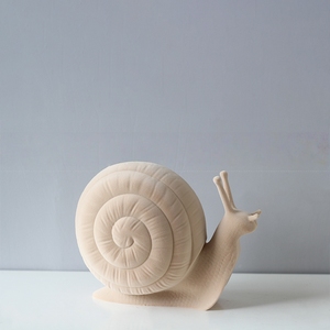 Statue d'escargot en résine de style nordique Evelyn, figurine animale pour la décoration d'appoint de la maison, du salon ou de la bibliothèque - Product Image 6