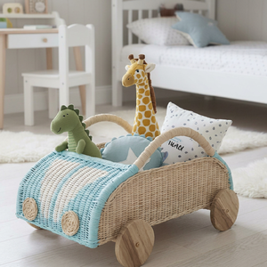 Coffre de rangement en rotin tressé en forme de voiture ludique avec roues en bois pour les chambres d'enfants, disponible à prix de gros. - Product Image 1