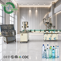 Ligne de remplissage semi-automatique de bouteilles d'eau à dimensionnement flexible 500BPH, ensemble complet de deux machines de remplissage et de bouchage pour bouteilles en plastique PET de 0 à 2L