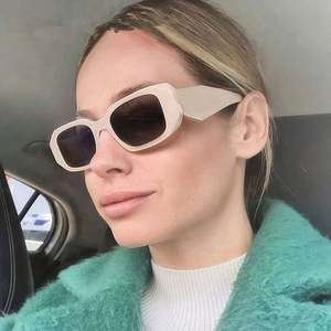 Lunettes de soleil rétro tendance 2022, beige et noir, irrégulières, pour femmes, UV400, petite monture carrée - Product Image 3