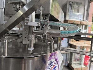 Pequeñ<span class=keywords><strong>a</strong></span> bolsa de succión automática de escritorio, bolsa de llenado de gelatina, máquina de llenado de bolsas Doypack, maquinaria de sellado de llenado de bolsas - Product Image 5