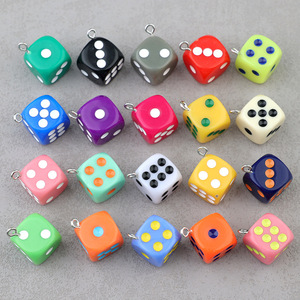 Vente en gros de <span class=keywords><strong>perles</strong></span> de charme en acrylique colorées de 14 mm, en forme de dés à six faces, pour la fabrication de jeux, de porte-clés et d'accessoires - Product Image 5