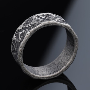 Bague vintage en acier inoxydable avec texture de météorite, runes vikings de la <span class=keywords><strong>mythologie</strong></span> nordique - Product Image 2