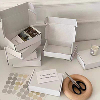 Boîtes d'expédition en carton blanc avec logo personnalisé, doublure en mousse à fermeture éclair et pelliculage mat pour l'emballage de vêtements