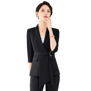 Traje de falda profesional para mujer, moderno y elegante, estilo diurna, ideal para recepcionistas de hotel. - Product Image 1