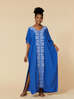 Robe caftan de vacances en coton bleu brodé pour la plage