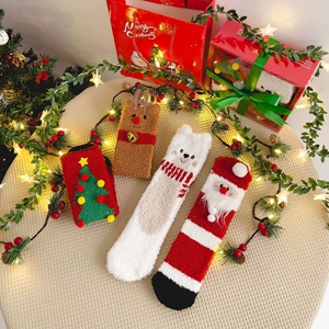 Chaussettes de Noël pour femmes Chaussettes de sol antidérapantes chaudes en peluche d'hiver avec ensemble de boîte-cadeau à motif de renne mignon - Product Image 1