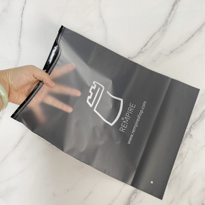Bolsa de Plástico Negra de Lujo con Cierre, 100 Micras, Bolsa de Almacenamiento de Ropa Esmerilada con Logotipo Impreso Personalizado - Product Image 3
