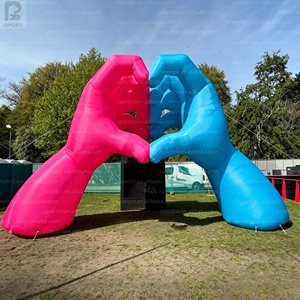 Arche gonflable géante personnalisée en forme de cœur avec geste de main pour événements romantiques, promotion ou marketing de rue - Product Image 2