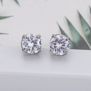 ต่างหูแฟชั่นสไตล์เกาหลี ไทเทเนียมสตีล ประดับเพชรซิคอนทรงกลมเจียระไนแบบเหลี่ยมคมกริบ  แบบหนีบ  สำหรับทุกเพศ  เหมาะเป็นของขวัญ - Product Image 2