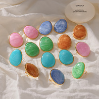 Ensemble de bijoux fantaisie plaqué or 18 carats, avec boucles d'oreilles clips ovales irrégulières en résine marbrée couleur pastel et bague ouverte, pour femme