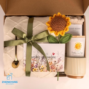 Juego de <span class=keywords><strong>Regalo</strong></span> Personalizado Hecho a Mano con Mantas Temáticas de Girasoles, Velas Aromáticas, Calcetines, Tazas, Recuerdos <span class=keywords><strong>para</strong></span> Mujeres y Amigas - Product Image 2