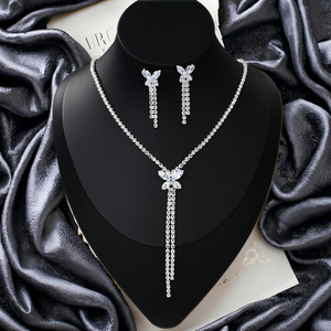 Conjunto de joyería brillante ligera Collar y pendientes de cristal de diámetro de agua para boda o aniversario - Product Image 1