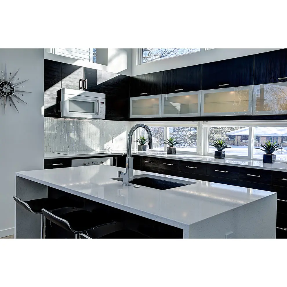 Mobili da cucina con ante in legno piatto e vetro laccato nero opaco dal design moderno personalizzato con isola