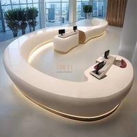 Comptoir de réception de salon de beauté de barbier minimaliste futuriste blanc brillant avec logo