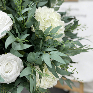 Bola de Flores Artificiales de Rosas Blancas e Hortensias con Eucalipto, Hecha a Mano, Moderna, para Centros de Mesa de Boda - Product Image 4