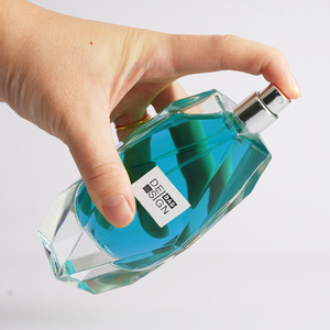 Fabricante Suministra Botella de Perfume de Vidrio Prismática de Lujo de 100 ml con Tapa de Madera Oscura para Colonia de <span class=keywords><strong>Alta</strong></span> <span class=keywords><strong>Gama</strong></span> - Product Image 3