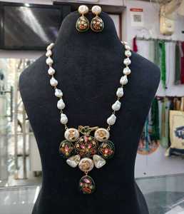 Conjunto de collar largo artesanal de alta gama Tanjour con colgante de esmalte y perlas, estilo joyería Royal Temple - Product Image 3