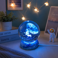 Veilleuse LED moderne et colorée à commande tactile, avec boule acrylique sculptée au laser 3D (méduse, dauphin, étoile de mer, baleine), fonctionnant avec piles AAA