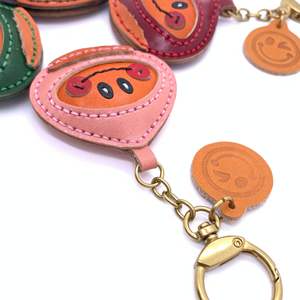 Colgante de cuero genuino de vaca curtido vegetalmente color castaño, hecho a mano, para bolso, llavero de coche y decoración colgante para coche - Product Image 4