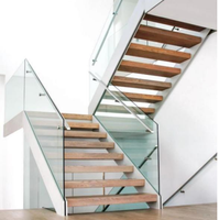 Escalier flottant moderne et garde-corps en verre trempé avec fixations métalliques apparentes, design minimaliste pour villa/maison de luxe
