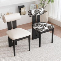 Chaise de salle à manger design nordique, dossier cylindrique unique, structure en bois massif, assise en tissu beige, style moderne minimaliste pour la maison et les restaurants