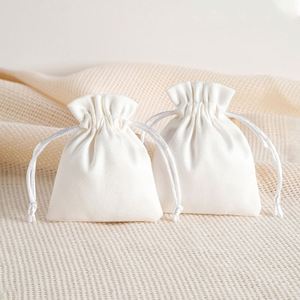 Pochettes à bijoux en suède avec cordon de serrage 7x9cm, sacs cadeaux en velours doux pour bagues, boucles d'oreilles, colliers, bracelets, emballage de bijoux, vente en gros - Product Image 5