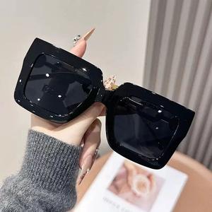 <span class=keywords><strong>Gafas</strong></span> <span class=keywords><strong>de</strong></span> <span class=keywords><strong>Sol</strong></span> Cuadradas Retro Clásicas <span class=keywords><strong>de</strong></span> Alta Calidad para Mujer, Ligeras, con Lentes Ópticas UV400, Cadena Cuadrada <span class=keywords><strong>de</strong></span> Moda a Precio Económico - Product Image 2