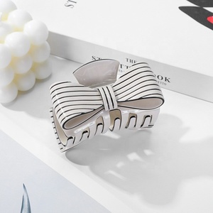 Pinza de Pelo Francesa Retro Brillante con Diseño de Parches y Lazo de Color Sólido, Hecha a Mano, Elegante y Delicada, Tipo Garra de Tiburón, Accesorio para el Cabello con Estilo - Product Image 5