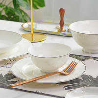Service de vaisselle de restaurant en porcelaine fine, motif floral classique élégant et subtil, assiettes et bols de haute qualité