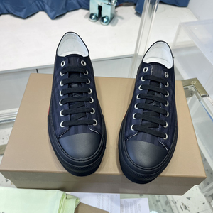 รองเท้าผ้าใบดีไซน์เนอร์คุณภาพสูงปี 2026 รองเท้าลำลองสไตล์เดินเล่นสำหรับผู้ชายและผู้หญิง รองเท้ากีฬาลำลองทันสมัย - Product Image 1