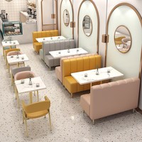 Ensemble de meubles de restaurant au design nordique, table à motif marbre et chaises à cadre doré, banquette en cuir
