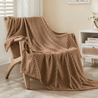Vente en gros 100% polyester écologique personnalisé OEM/ODM 3D Jacquard flanelle couverture polaire pour l'hiver technique tricotée