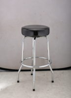 Tabouret de bar moderne à cadre métallique avec pédale pivotante à 360 degrés pour usage commercial