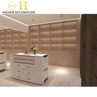 Meubles de magasin de sacs de luxe, design personnalisé, vitrine murale pour sacs avec éclairage LED, présentoir à sacs en bois
