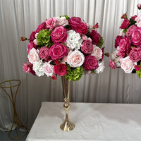 Boule de fleurs en soie luxueuse et magnifique de couleur rose fuchsia mélangée à un peu de vert pour décorations de table de mariage