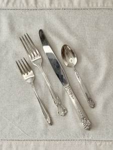 Ensemble de couverts en métal faits à la main avec une finition élégante pour les restaurants, les hôtels et la présentation contemporaine de la table à manger - Product Image 4