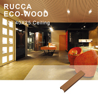 Panneau de faux plafond décoratif en WPC imitation teck Rucca, design strié, 40*25mm, étanche et ignifuge, pour intérieur moderne