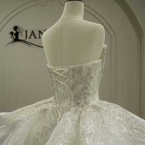 Robe de mariée moderne sans bretelles avec laçage, traîne chapelle et fleurs, modèle exclusif GT26039 - Product Image 6