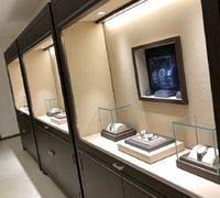 Vitrine murale de luxe GZowin en bois foncé pour montres, avec éclairage LED, dimensions personnalisables pour les magasins de détail haut de gamme