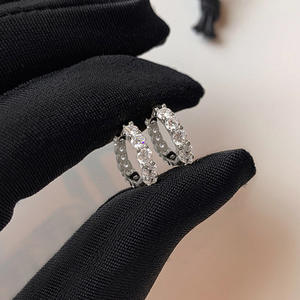 Pendientes de Aro de Oro Blanco E4355 de 15 mm con Diamantes Redondos de Corte Brillante, Engaste de Garras, Joyería Fina Clásica Unisex - Product Image 4