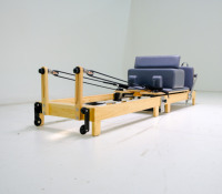 Reformer Pilates en bois de chêne pliable avec barre de repose-pieds antidérapante et appui-tête réglable pour entraînement professionnel