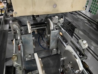Automatische machine voor het opzetten van golfkartonnen dozen voor avocado's en citrusvruchten.